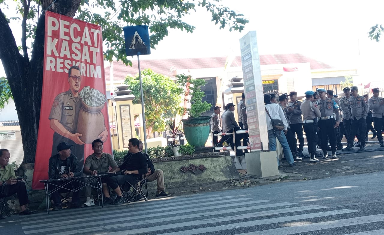 Aktivis Demo di Polres Sumenep, Desak Copot Kasat Reskrim Diduga Terima Suap BSPS