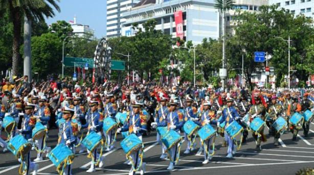 Kirab Budaya Meriahkan HUT RI ke-80, Duplikat Bendera dan Naskah Proklamasi Dikawal Menuju Istana