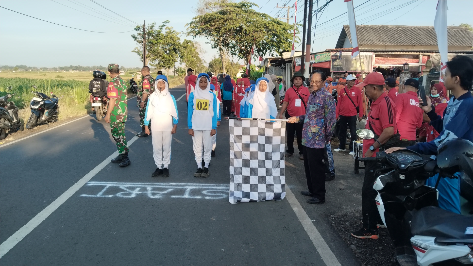 Lomba Gerak Jalan SD se Kecamatan Gapura Meriahkan HUT RI Ke 80