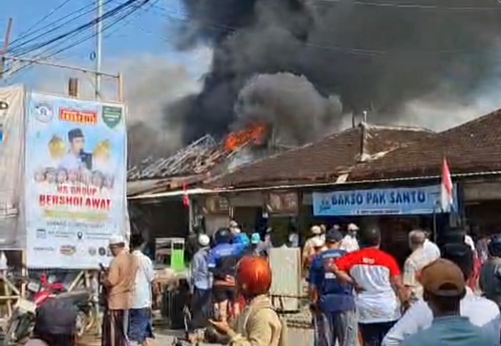 Empat Toko di Pasar Desa Larangan Ludes Terbakar, Warga Panik Selamatkan Barang Dagangan