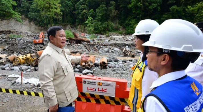 Terjang Lumpur di Lembah Anai, Prabowo Semangati Pekerja Proyek: Ayo Cepat Pulihkan Jalan!