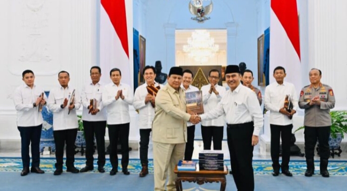 Prabowo Terima 10 Buku Rekomendasi Reformasi Polri, Target Tuntas Bertahap hingga 2029