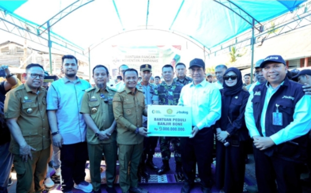 Mentan Amran Turun Tangan, 33 Truk Bantuan Rp5 Miliar Mengalir untuk Korban Bencana di Bone
