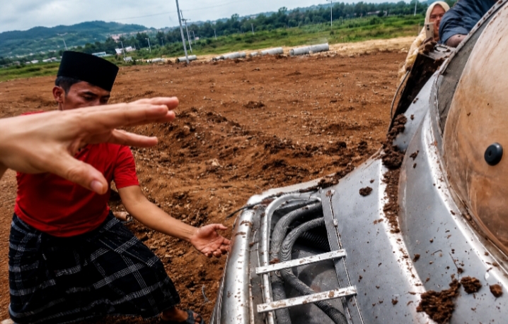 Viral UFO di Madura Ternyata HOAKS, Netizen Berkelakar: “Belum Keluar Aliennya, Kapsulnya Sudah Mau Dikilo”