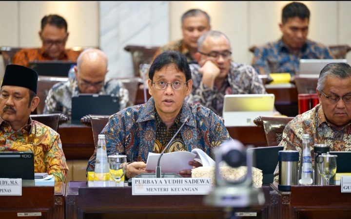 Ekonomi Indonesia Tumbuh 5,61 Persen, Rupiah Masih Bertahan di Level Rp17.900 per Dolar AS