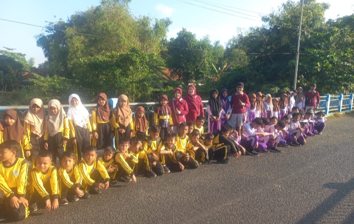 UPTD SDN Paseyan 1 Gelar Jalan Sehat dan Beri Apresiasi Siswa Berprestasi