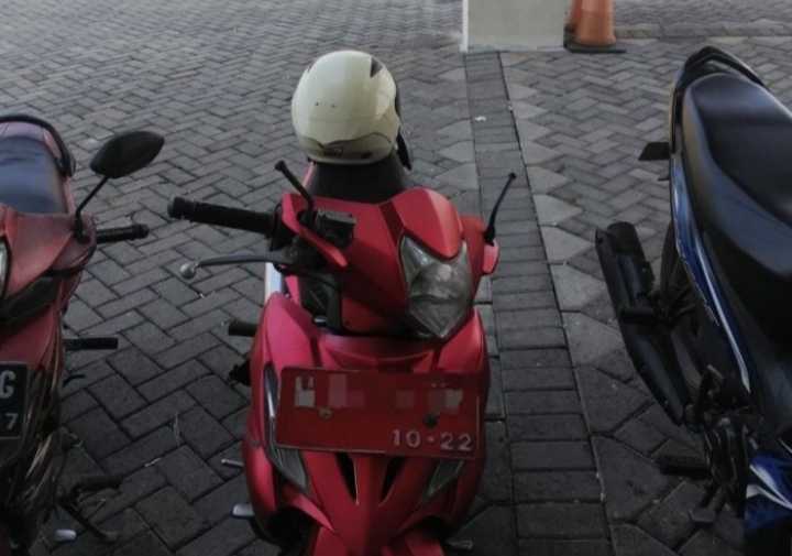 Motor Merah Parkir di DPRD Sumenep, Pajak Disebut Mati Sejak 2022